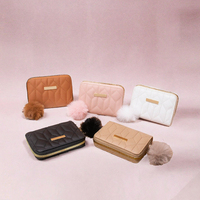 Dompet Wanita Pendek Kecil PU Resleting Portabel 2024 Baru Berlian Quilted Bordir Pelat Besi Gantungan Bulu Bola Koin Poliester
