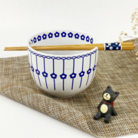 Diskon besar mangkuk Ramen keramik ramah lingkungan pola bunga biru Underglaze warna dengan sumpit bambu