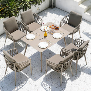 Ensemble de salle à manger moderne pour patio extérieur avec chaises en rotin et table en pierre ou en plastique imitation bois pour meubles de jardin - Product Image 1