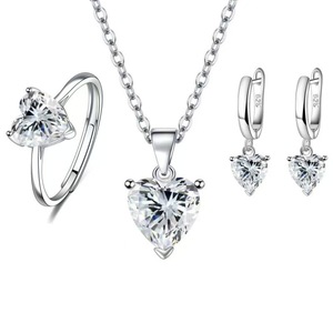 Autres vêtements, boucles d'oreilles et bague en zircon cubique avec un design délicat en forme de cœur, confortables à porter au quotidien - Product Image 1