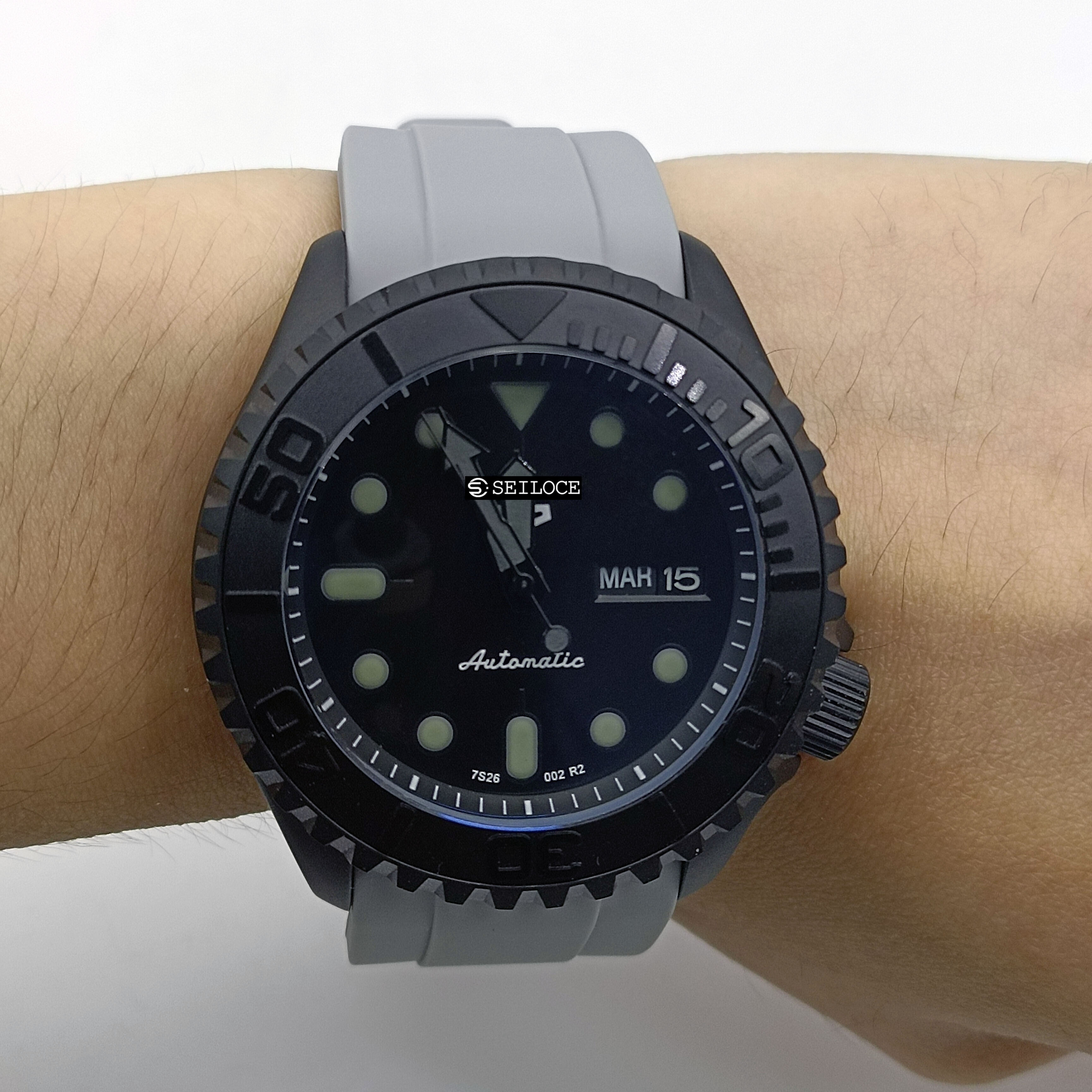 Boîtier noir + cadran noir + bracelet gris