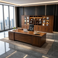 Bureau de direction moderne finition grain de bois avec armoires de rangement latérales pour espace de travail d'entreprise