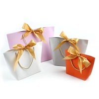 Vente en gros Sacs en papier d'art imprimés en couleur Sacs cadeaux shopping avec nœud en ruban