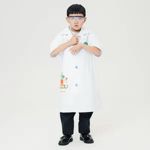 เสื้อคลุมห้องปฏิบัติการสีขาวนักเรียน Unisex เด็กเล่นบทบาทแต่งตัวแกล้งเครื่องแต่งกายนักวิทยาศาสตร์ขัดด้วยโลโก้ OEM ที่กําหนดเอง