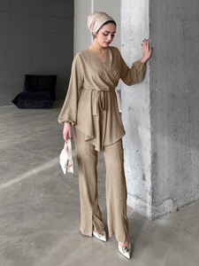 Ensemble coordonné ODM taupe, haut peplum à col en V et pantalon à ourlet fendu, vêtements de détente islamiques modernes en polyester, coupe ample - Product Image 4