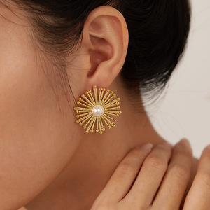 En gros 18k Plaqué Or Exagérer Fleur Perle En Acier Inoxydable Ventilateurs Autres Boucles D'oreilles De Mode pour Dame - Product Image 1