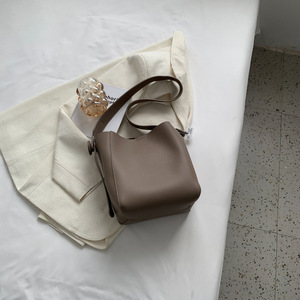 Nuevo Bolso de Hombro Tipo Cubo de Cuero Genuino de Gran Capacidad, Moderno, para Mujer, para Primavera/Verano - Product Image 5