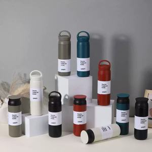 ขวดเก็บความร้อนสไตล์ฮาราจูกุญี่ปุ่น ขนาด 350 มล. 500 มล. พร้อมฝา <span class=keywords><strong>2</strong></span> แบบ ขวดกาแฟแบบมินิมอล SUS 304 พร้อมหูหิ้วพกพาสะดวก - Product Image 1