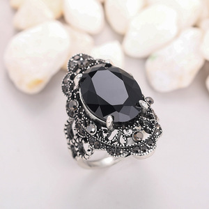 Anello vintage scuro da donna con design floreale in pizzo, accessorio di moda in stile classico - Product Image 6