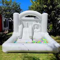 Structure gonflable commerciale moderne blanche pure, combinant trampoline et piscine à balles, pour mariages, fêtes, événements et comme accessoire photo