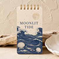 Carnet spirale LABON personnalisé « Mélange de Lune » avec couverture crème, reliure double spirale dorée, motifs vagues, lune pleine, perles et coquillages festonnés