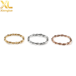 Anillo de Acero Inoxidable Moderno y Versátil, Anillo de Pareja de Lujo Ligero de Alta Gama con Doble Línea Entrelazada en Forma de Cuerda Trenzada - Product Image 3