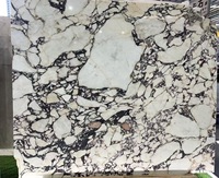 Dalles en porcelaine effet marbre Calacatta Viola pour crédence de cuisine et revêtement mural pour hôtels, provenance Italie