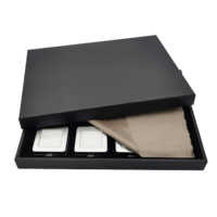 Ensemble de 12 boîtes carrées en métal argenté pour la présentation de pierres précieuses, avec couvercle transparent, plateau en métal argenté.