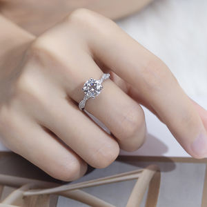 แหวนเพชรทรงกลมทองคำขาว 18K รุ่น MSR-1372 จาก Messi Jewelry สำหรับผู้หญิง - Product Image 5