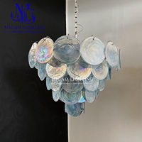 Lustre en verre vintage français médiéval haut de gamme, grand modèle, avec pampilles en forme de nuages bleus superposés, pour villa à plafond haut