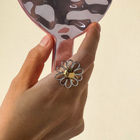 Neuer Modeschmuck Zweifarbiger Gänseblümchen-Ring für Damen Edelstahl Vergoldet Minimalistischer Blumen-Hohlring