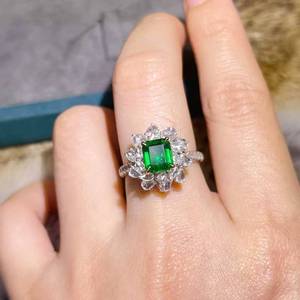 Anillo de Esmeralda Pakistaní con Diseño Floral de Lujo, Esmeralda Natural Verde Verdosa de 1.13CT, Anillo de Boda de Oro de 18K con Diamantes Incrustados - Product Image 4