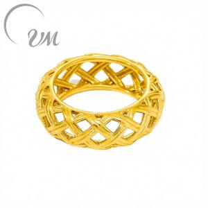 Anillo de Eternidad Geométrico Hueco Tejido de Acero Inoxidable Único para Mujer de UM JEWELRY, Anillo Ancho con Engaste de Bisel, Chapado en Oro de 18K, de Moda - Product Image 1