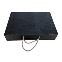 Caja de Regalo para Zapatos con Cierre Magnético, Fabricada con Materiales Reciclados, con Logotipo Texturizado en la Superficie y Asa Impresa, Plegable, de Cartón