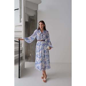 Robe élégante en mousseline de soie bleue à motifs floraux, coupe trapèze, col carré, taille naturelle, idéale pour les invitées de mariage - Product Image 6