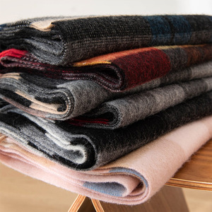 Écharpe en laine de mouton 100% à carreaux, prix d'usine, qualité supérieure, pour un style hivernal confortable - Product Image 5