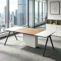 Table de conférence longue et haut de gamme au design minimaliste pour réunions d'entreprise avec plusieurs participants, destinée à la discussion sur les bureaux de bureau.