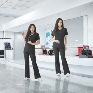 Conjunto de Uniforme Médico Personalizado para Mujer con Botones Delanteros, Cuello en V, Blusa de Manga Corta y Pantalones de Campana al por Mayor - Product Image 3