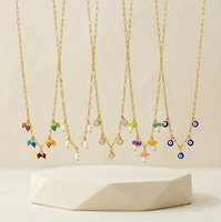 Collar de Acero Inoxidable de Estilo Nicho para Mujer a Bajo Precio con Múltiples Dijes, Perlas y Diamantes de Imitación