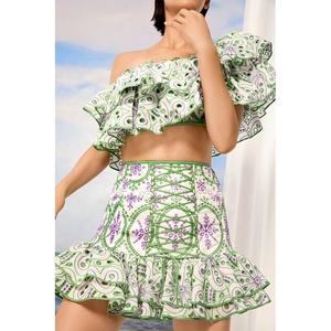 Ensemble de corset et jupe Lucrecia : Haut court en coton brodé à double volant et jupe assortie - Product Image 1