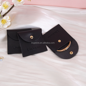 Pochette en cuir PU personnalisée 8x8cm pour bijoux, vente en gros, noire, pour bagues, bracelets, colliers, avec bouton-pression et gaufrage - Product Image 4