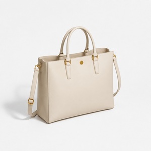 Bolso Tote Estructurado de Cuero Vegano para Mujer con Cierre Magnético, Asas Enrolladas, Herrajes en Oro Mate y Combinación de Colores Personalizada - Product Image 4