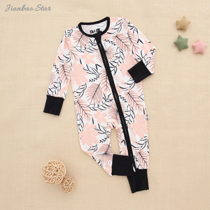 Combinaison pour bébé garçon et fille avec fermeture éclair à deux voies sur le devant Mitaines Footie Bamboo Baby Romper Set - Product Image 3