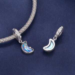 Amuleto de Luna Plateado con Incrustaciones de Ópalo y Estrellas de Diamantes, Joyería Romántica Unisex - Product Image 3