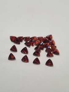 Granat naturel taille trillon 4 mm, pierre précieuse en vrac |   Pierre de grenat rouge facettée pour la fabrication de bijoux |   Fournisseur en gros de pierres précieuses - Product Image 4
