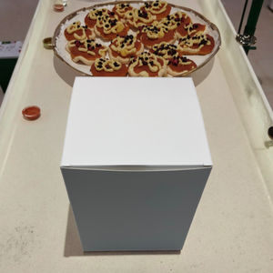 แผ่นกระดาษลูกฟูกแบบเรียบง่ายสีขาวเรียบแผ่นป้ายแขวนกางเกงยีนส์ลายนูนสี่เหลี่ยมพับได้เคลือบผิวด้านรีไซเคิลได้เป็นมิตรต่อสิ่งแวดล้อม - Product Image 1