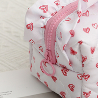 Sac de rangement cosmétique matelassé tendance pour filles avec imprimé cœur, léger, pour femmes, avec volants, pour le voyage