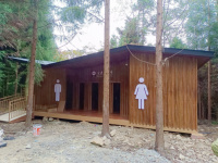 Toilettes forestières mobiles préfabriquées personnalisables, toilettes portables d'extérieur avec douche pour parcs naturels et sites de camping