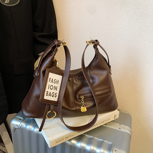 Sac fourre-tout haut de gamme pour <span class=keywords><strong>femme</strong></span>, idéal pour les trajets quotidiens en automne, en PU, couleur unie, avec bandoulière, poignée unique, fermeture éclair et chaînes en polyester - Product Image 2