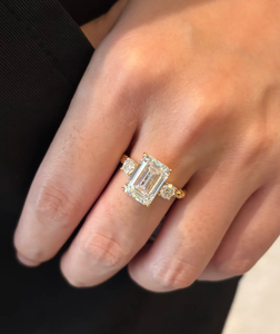 Anillo de diamantes de corte esmeralda en oro rosa de 10K/14K cultivado en laboratorio, con certificación IGI/GRC, para mujer, con tres piedras, estilo clásico solitario, anillo de compromiso. - Product Image 4