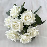 FL-912 Vente chaude Bouquet de fleurs de roses rouges en velours à 7 têtes pour mariage Pâques Retour à l'école Décoration de fête à domicile Événement