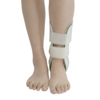 Attelle de cheville réglable et réutilisable pour la protection des entorses et des gonflements sportifs