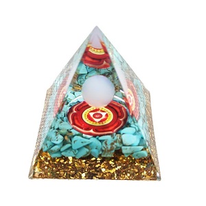 Ornement en résine époxy cristalline en forme de pyramide avec turquoise et agate blanche, décoration d'intérieur, artisanat de bureau - Product Image 5