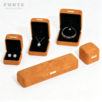 Boîte à bagues en daim avec logo personnalisé, coins arrondis, estampage à chaud, prix d'usine pour boîte cadeau de mariage ou commémoration