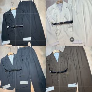 ชุดสูทที่ออกแบบอย่างพิถีพิถัน พร้อมรายละเอียดที่ลงตัว ชุดเดรสไหมพรมถักยาวทรงโอเวอร์ไซส์ แต่งขอบลูกไม้ พร้อมดีไซน์ผ่าข้าง - Product Image 4