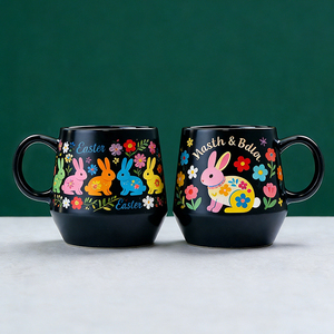 Taza de Cerámica Negra Mate Personalizada - Diseño Colorido de Conejito de Pascua y Flores, Taza de Café con Nombre Personalizado, Regalo Festivo Único - Product Image 1
