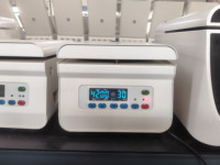Centrifugeuse clinique et de laboratoire à basse vitesse rentable de table 4200 tr/min 8 ~ 12tubes