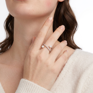 Anillo de doble perla entrelazada de diseño elegante y alta calidad, en oro blanco de 18 quilates con diamantes naturales incrustados, para uso diario. - Product Image 5