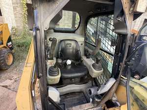 Chargeuse compacte sur pneus CAT 246C d'occasion, moteur 75KW, modèle 2024, capacité 3 tonnes, chenilles en caoutchouc, godets, fourches à palettes, pièces d'origine - Product Image 4