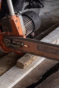 Scie à chaîne électrique haute fréquence industrielle pour bois abrasif et contaminé VictarAbrasiveCut HF - Product Image 4